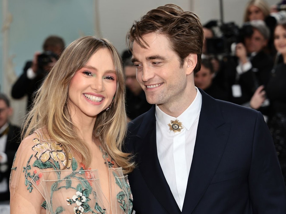 Suki Waterhouse und Robert Pattinson sind seit 2018 ein Paar. Wer aber ist die Frau an der Seite des „Twiligh“-Stars? (Bild: 2023 Getty Images/Jamie McCarthy)