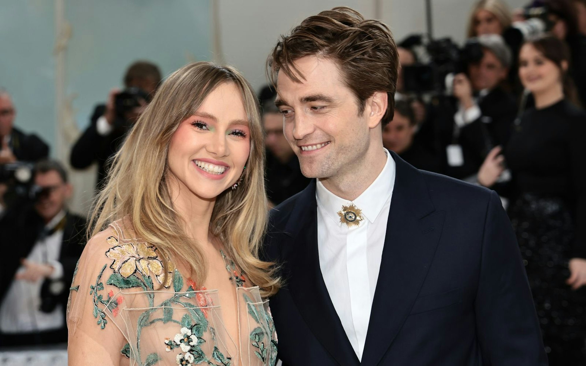 Suki Waterhouse und Robert Pattinson sind seit 2018 ein Paar. Wer aber ist die Frau an der Seite des „Twiligh“-Stars? (Bild: 2023 Getty Images/Jamie McCarthy)