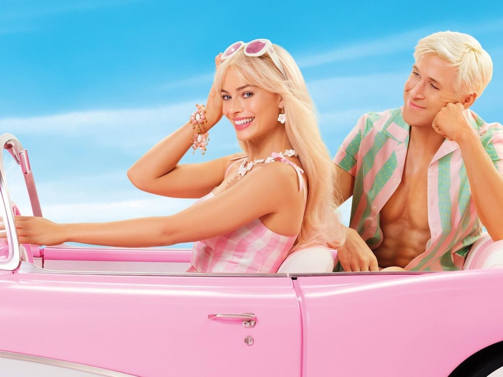 Blond, wunderschön, eine Inspiration für Generationen junger Mädchen: „Barbie“ (Mittwoch, 13. Mai, 20.15 Uhr, RTL) ist seit über sechs Jahrzehnten nicht aus den Kinderzimmern wegzudenken. (Bild: RTL / 2023 Warner Bros. Entertainment Inc. All Rights Reserved)