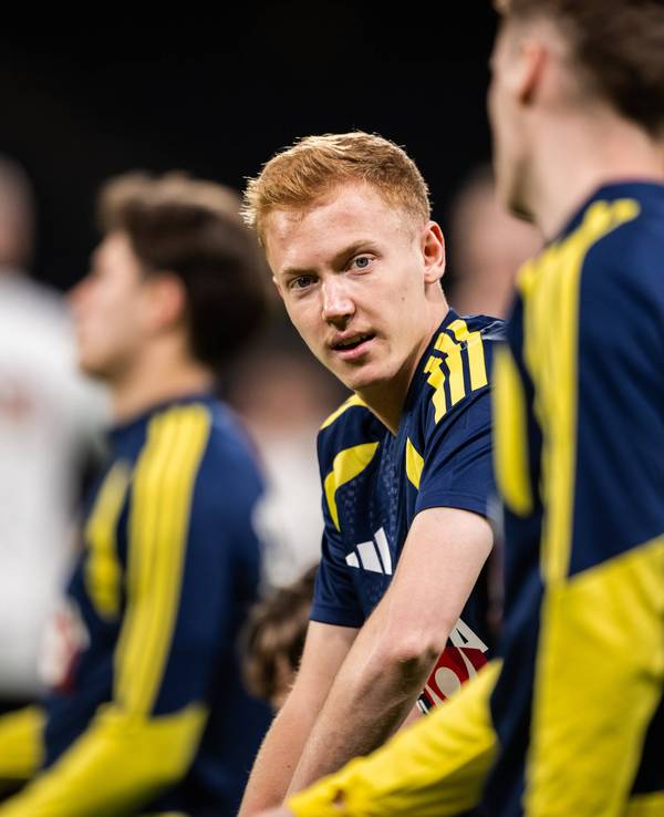 Hugo Larsson blickt sich beim Aufwärmen mit Schweden um.