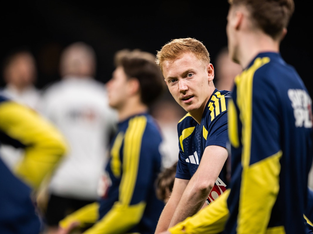 Hugo Larsson blickt sich beim Aufwärmen mit Schweden um.