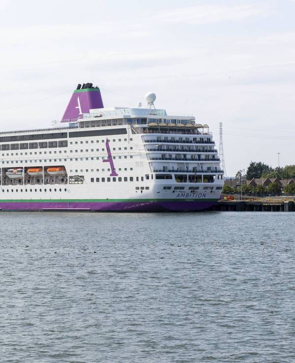 Das Kreuzfahrtschiff „Ambition“ der Reederei Ambassador am Hafen von Newcastle.