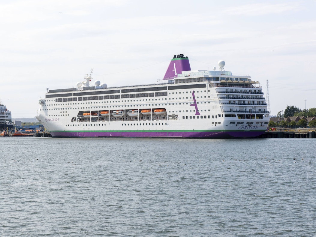 Das Kreuzfahrtschiff „Ambition“ der Reederei Ambassador am Hafen von Newcastle.
