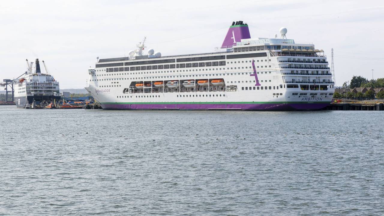 Das Kreuzfahrtschiff „Ambition“ der Reederei Ambassador am Hafen von Newcastle.