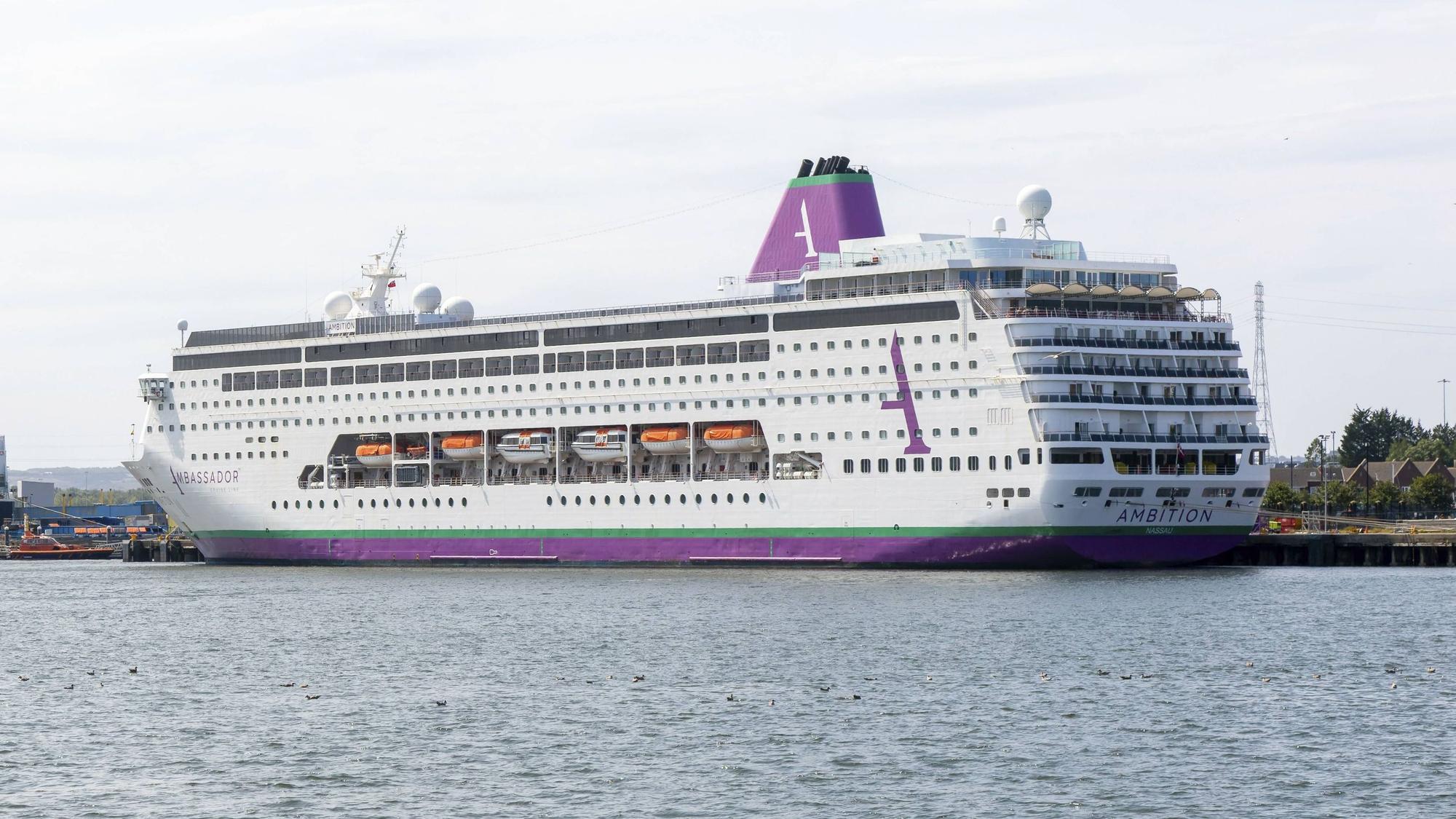 Das Kreuzfahrtschiff „Ambition“ der Reederei Ambassador am Hafen von Newcastle.