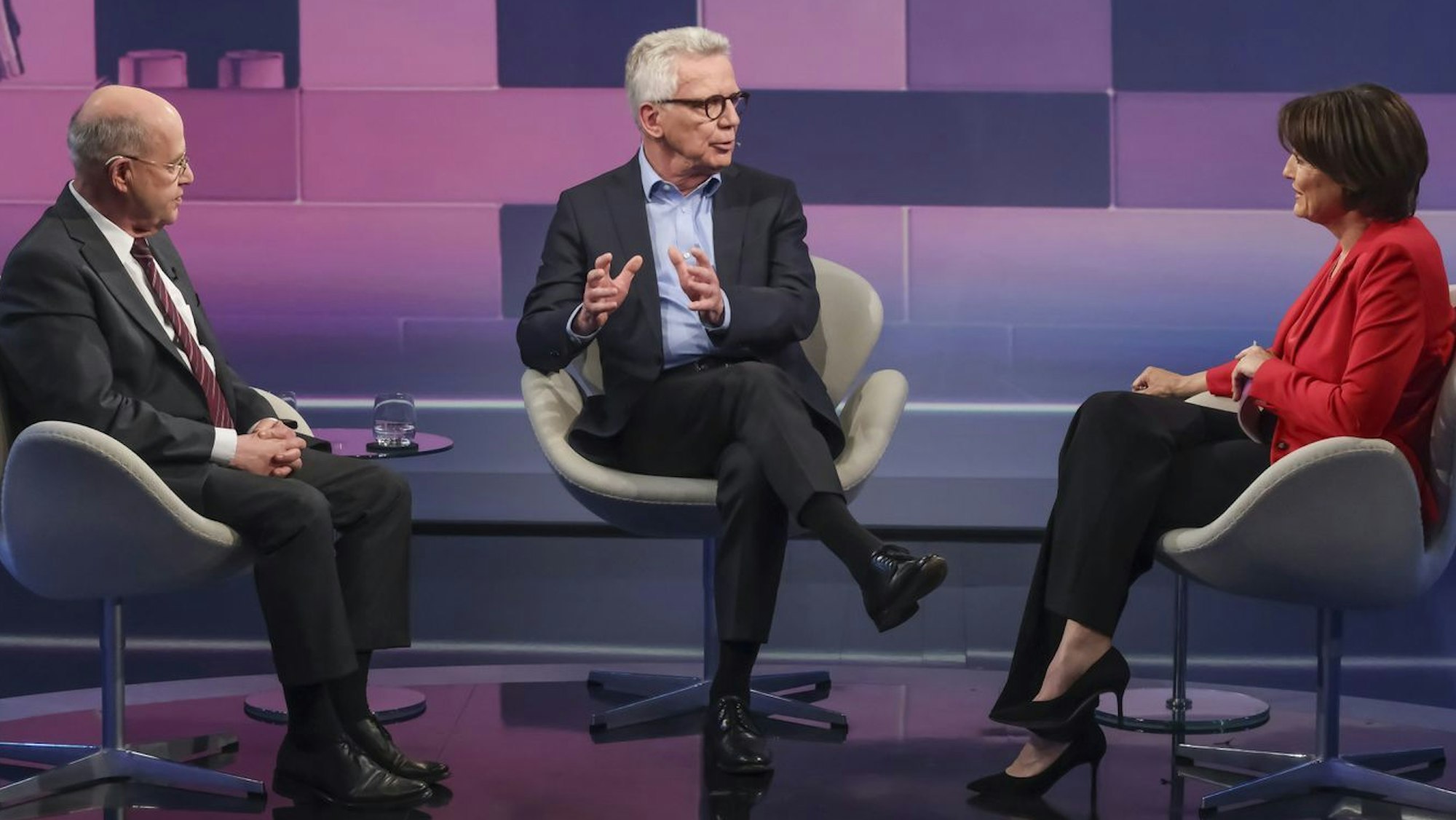 Gregor Gysi (links) und Thomas de Maizière sprachen bei Sandra Maischberger über die Krise der Bundesregierung. (Bild: WDR / Oliver Ziebe)