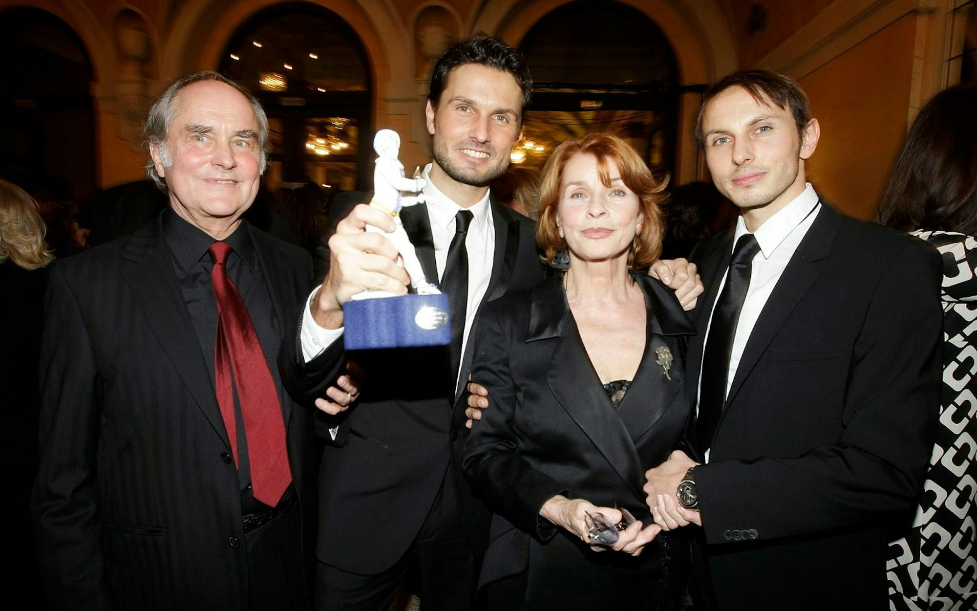 Familienfeier beim Bayerischen Filmpreis 2010: (von links): Michael Verhoeven, Simon Verhoeven, Senta Berger und Luca Verhoeven. (Bild: Florian Seefried/Getty Images)