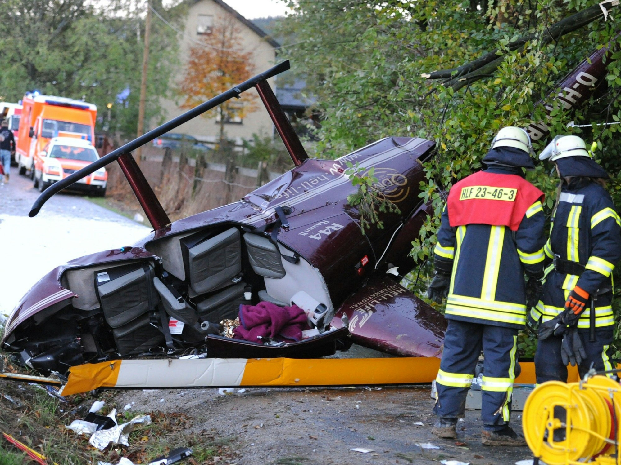 Rettungskräfte stehen nach einem Hubschrauberabsturz an der Unfallstelle.