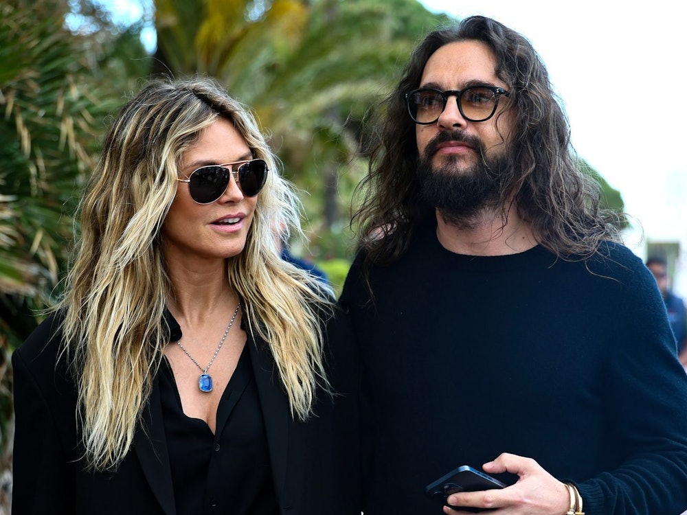 Tom Kaulitz hat in seinem Podcast den Äußerungen seiner Frau Heidi Klum bezüglich seiner Schlafgewohnheiten widersprochen. (Bild: 2025 Getty Images/Andreas Rentz)