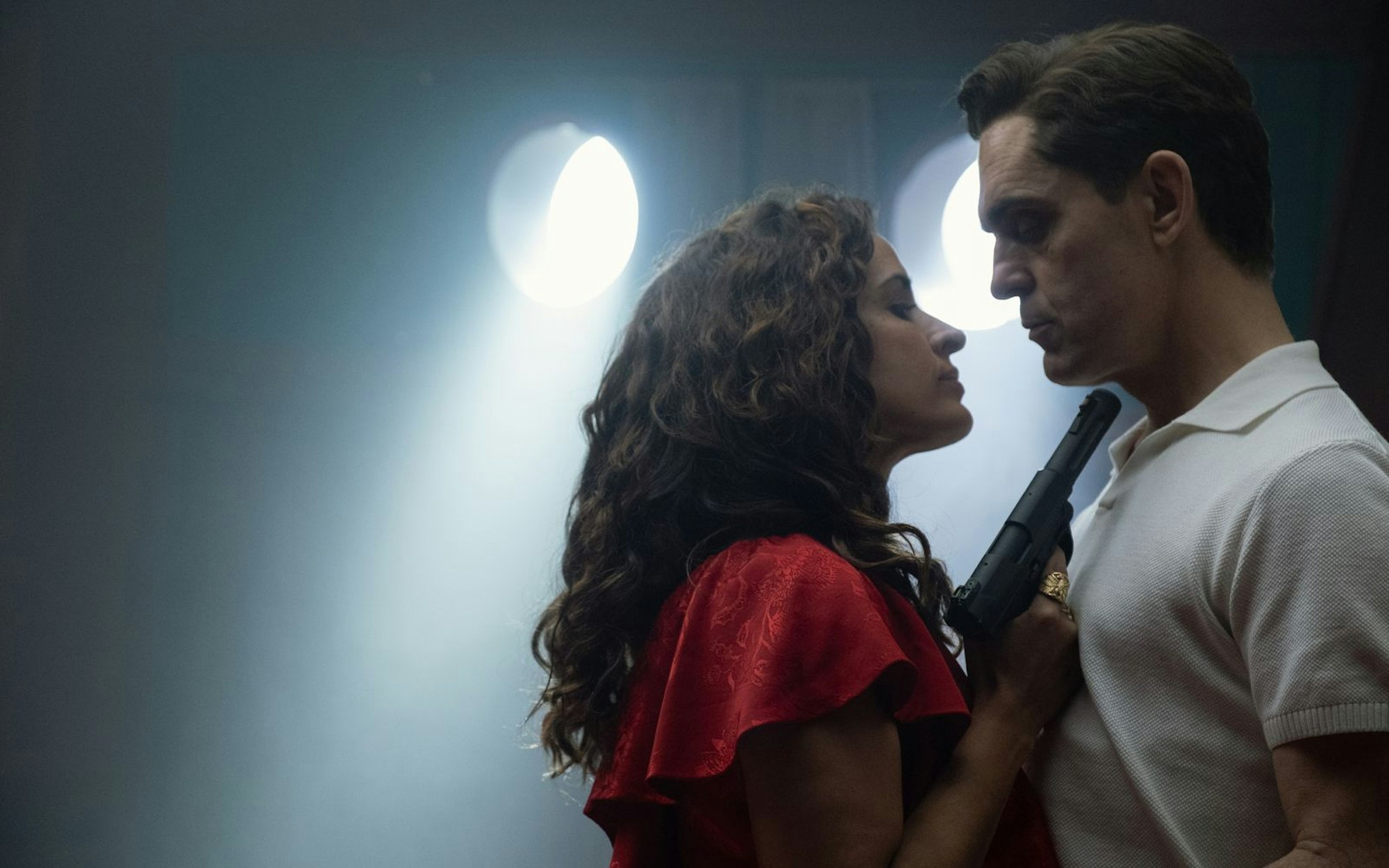 In „Berlin und die Dame mit dem Hermelin“ wird nicht nur Candela (Inma Cuesta) für Berlin (Pedro Alonso) zur Gefahr. (Bild: Felipe Hernández/Netflix © 2025)
