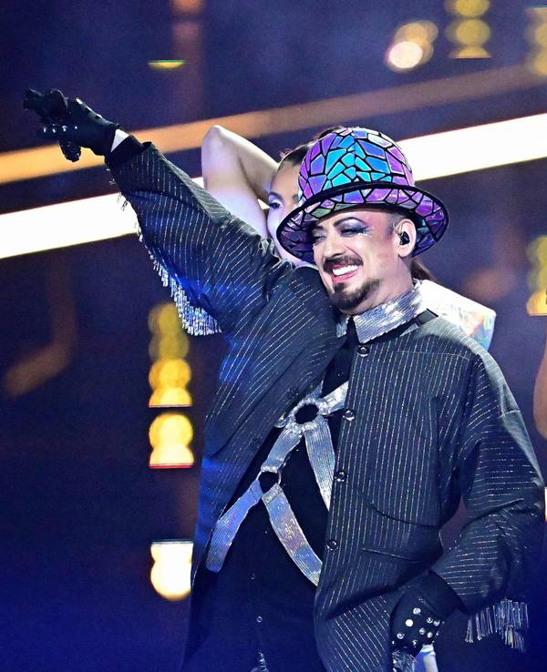 Boy George winkt.