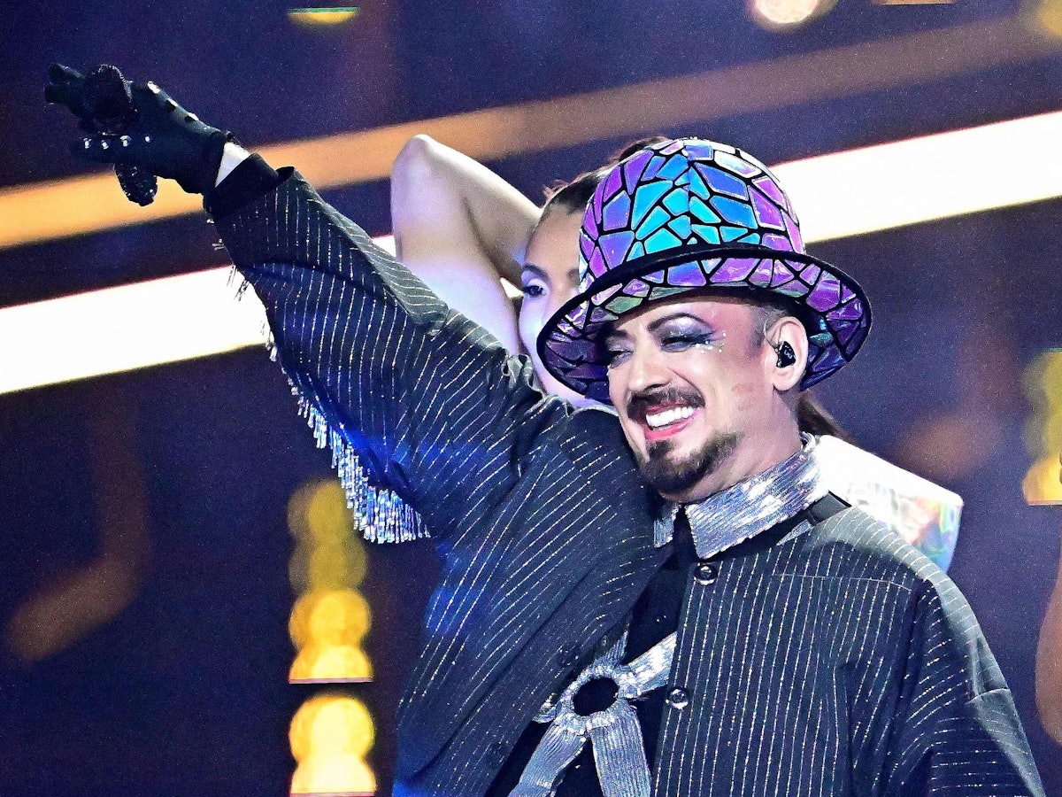 Boy George winkt.
