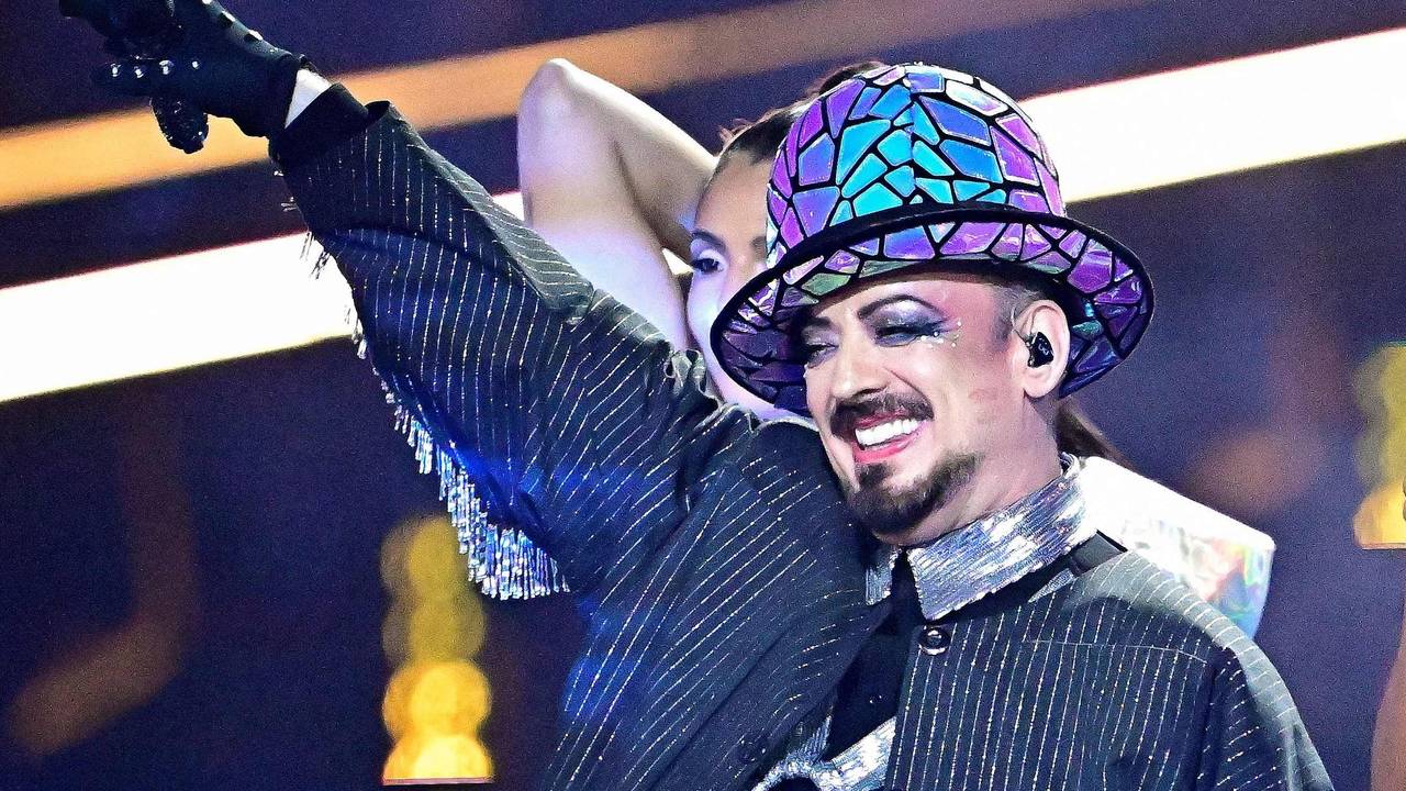 Boy George winkt.