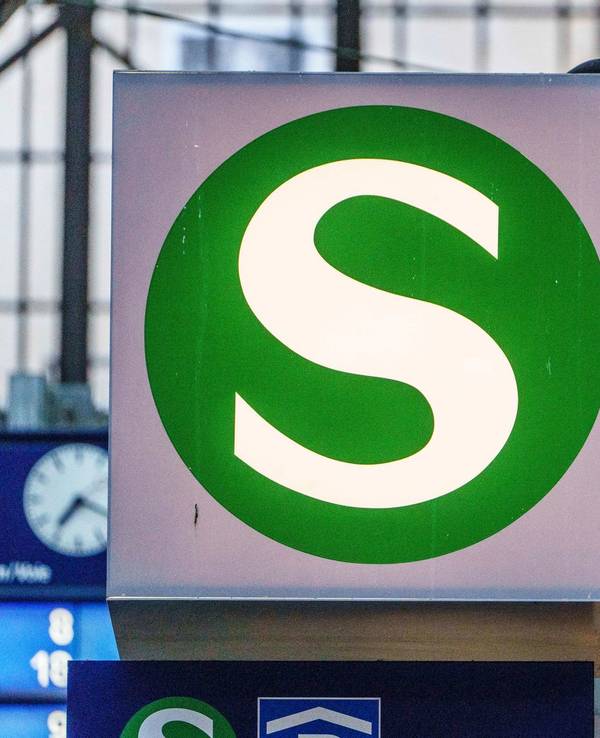 S-Bahn-Symbol spiegelt sich in einer Scheibe