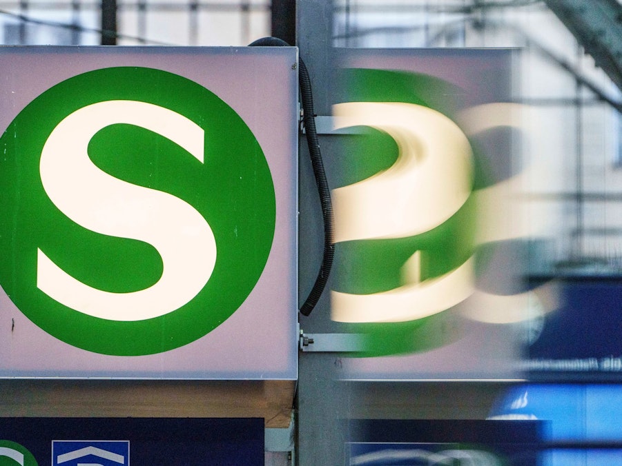 S-Bahn-Symbol spiegelt sich in einer Scheibe