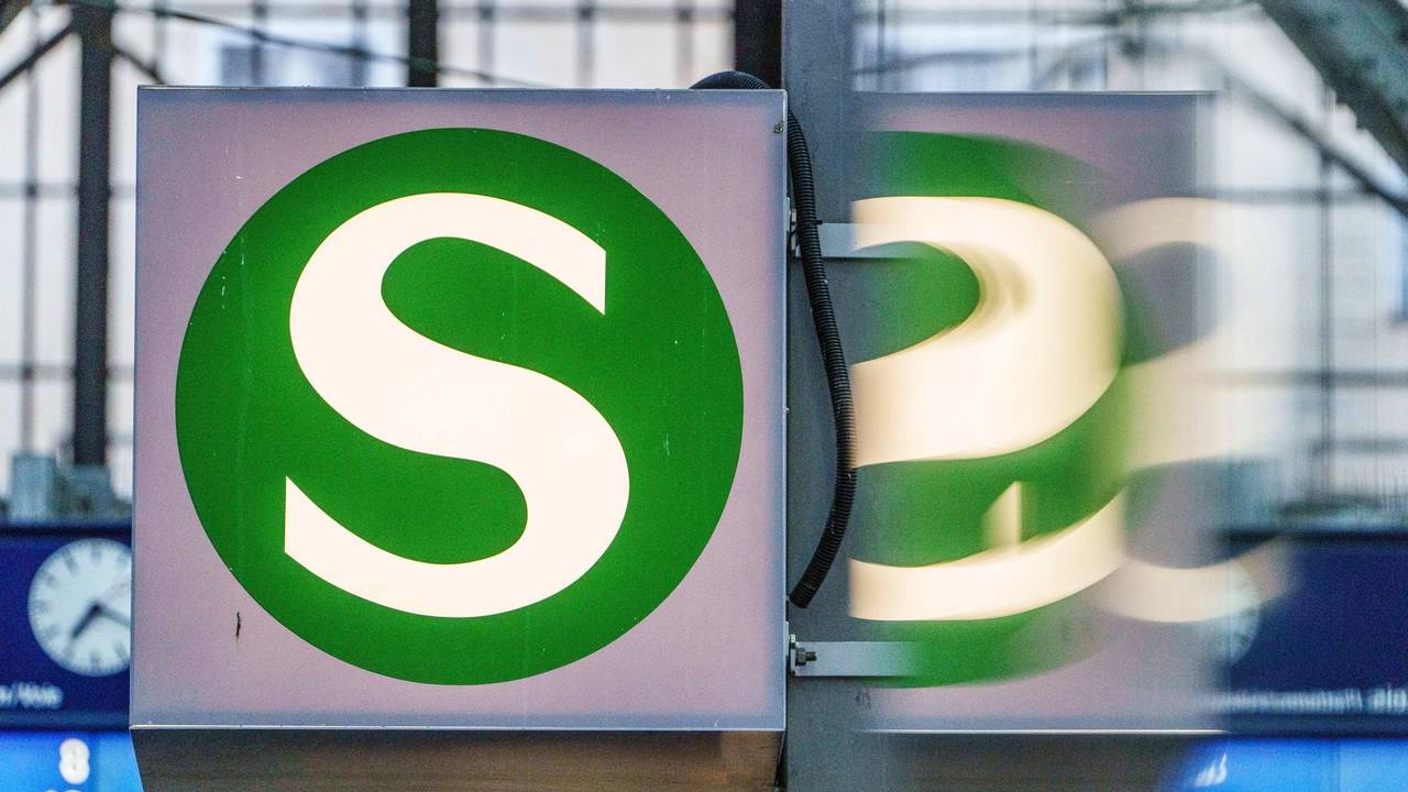 S-Bahn-Symbol spiegelt sich in einer Scheibe