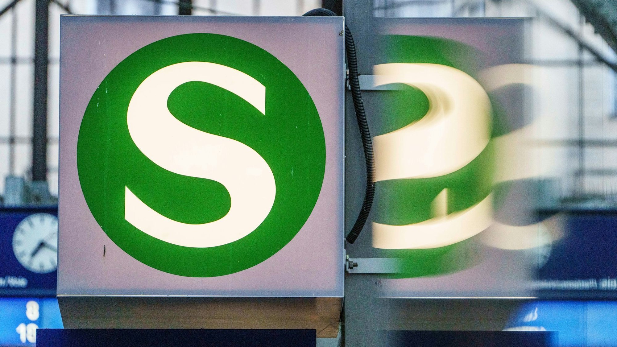 S-Bahn-Symbol spiegelt sich in einer Scheibe