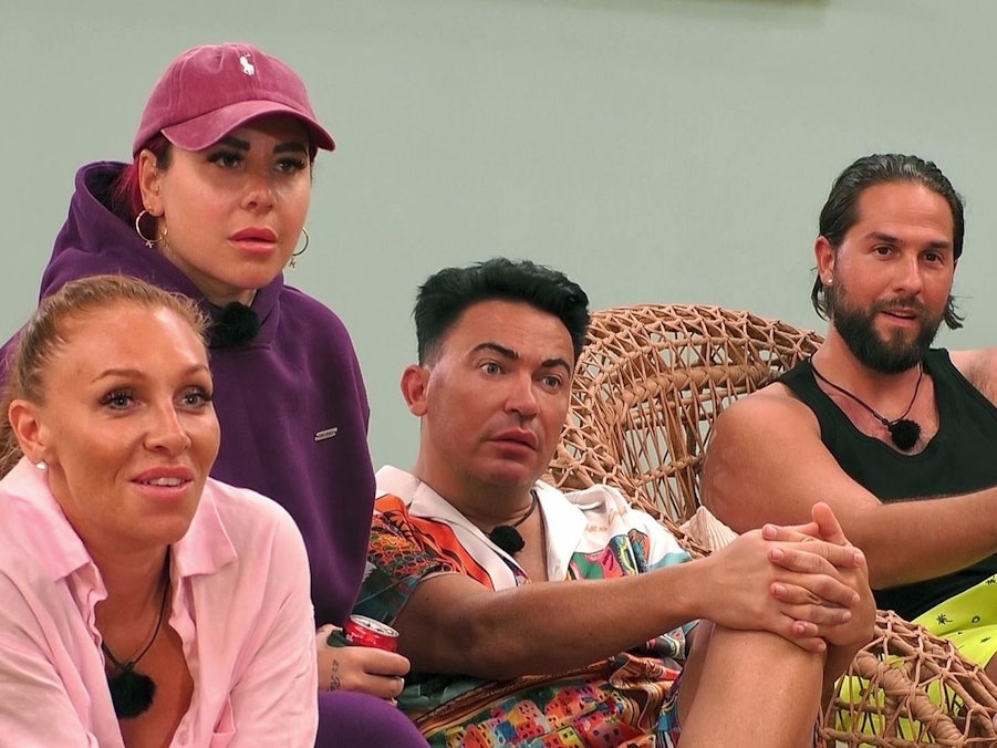 Geschockte, ungläubige gesichter, nur eine grinst: Georgina Fleur (links) hat bei „Kampf der RealityAllstars“ (RTLZWEI) alles unter Kontrolle. Denkt sie. (Bild: RTLZWEI)