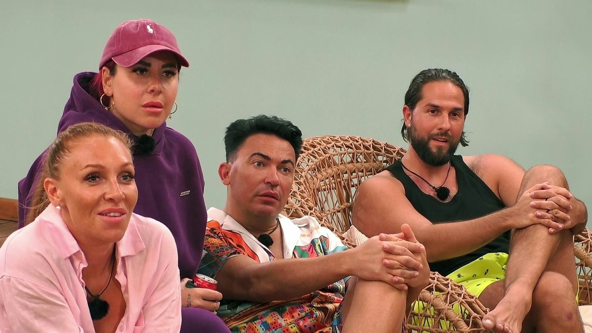 Geschockte, ungläubige gesichter, nur eine grinst: Georgina Fleur (links) hat bei „Kampf der RealityAllstars“ (RTLZWEI) alles unter Kontrolle. Denkt sie. (Bild: RTLZWEI)