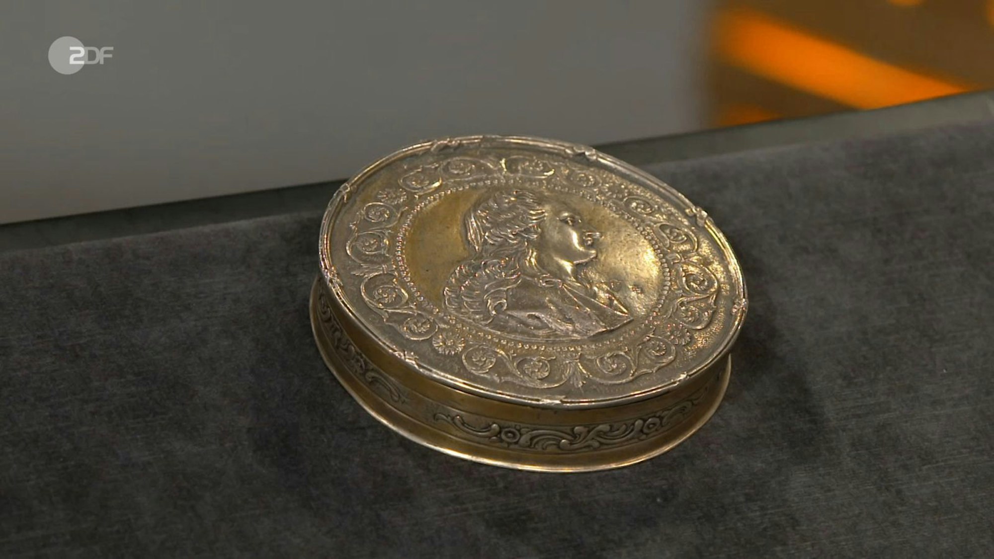 Eine Tabatière mit einer Darstellung von Louis XVI wollte Kerstin für 300 Euro verkaufen. Bianca Berding hielt nur bis zu 200 für angemessen. Susanne Steiger bezahlte zum Glück 350 Euro. (Bild: ZDF)