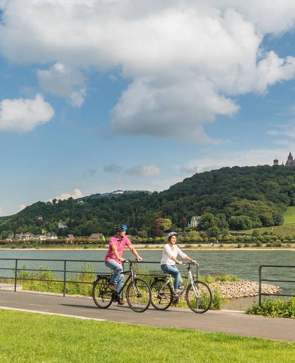 Rheinradweg bei Bonn-Mehlem, im Hintergrund Schloss Drachenburg