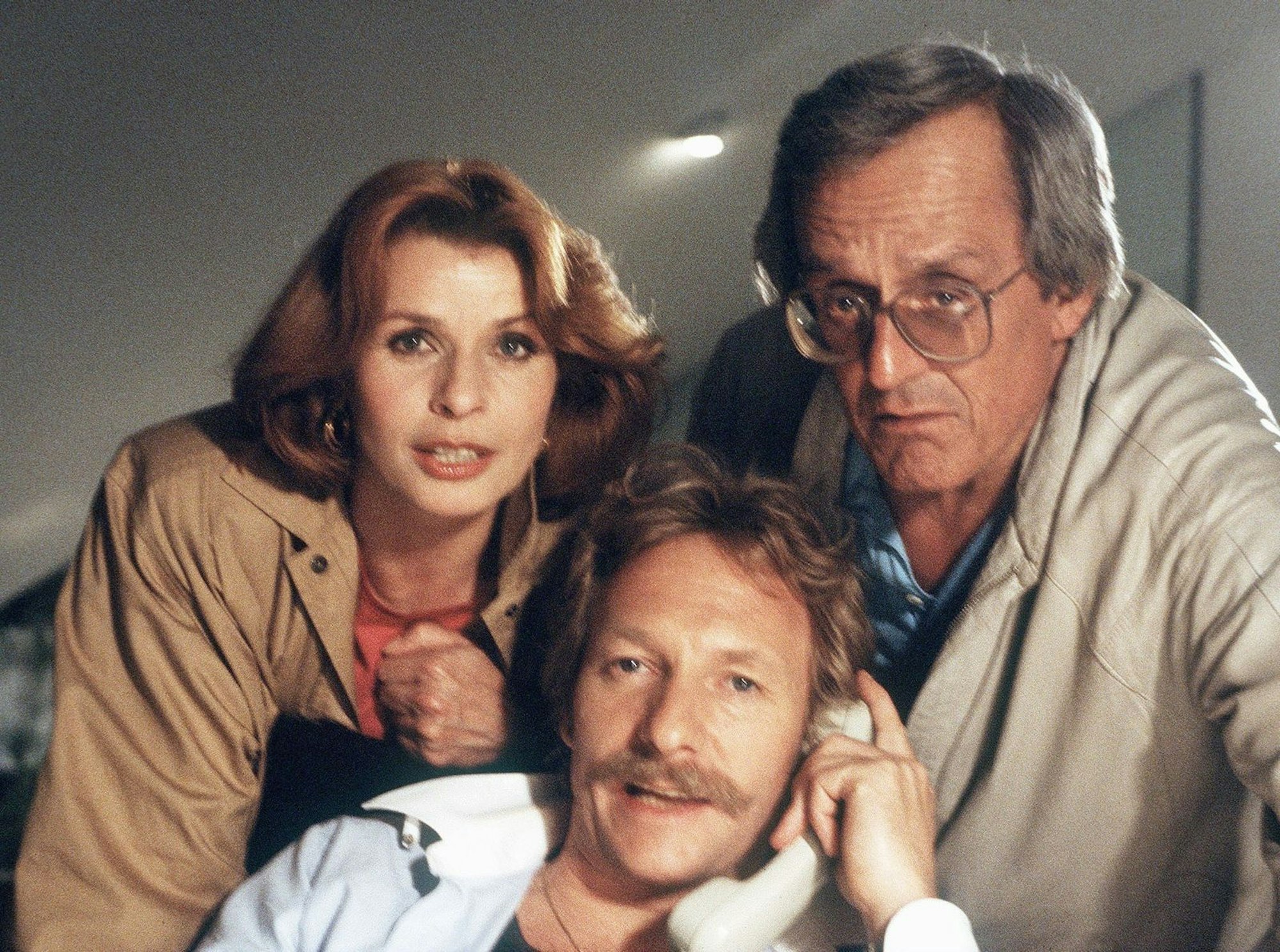 Mit „Kir Royal“ gelang Senta Berger, hier mit Dieter Hildebrandt (links) und Franz Xaver Kroetz, ein fantastisches Stück TV-Geschichte. (Bild: BR / MDR)