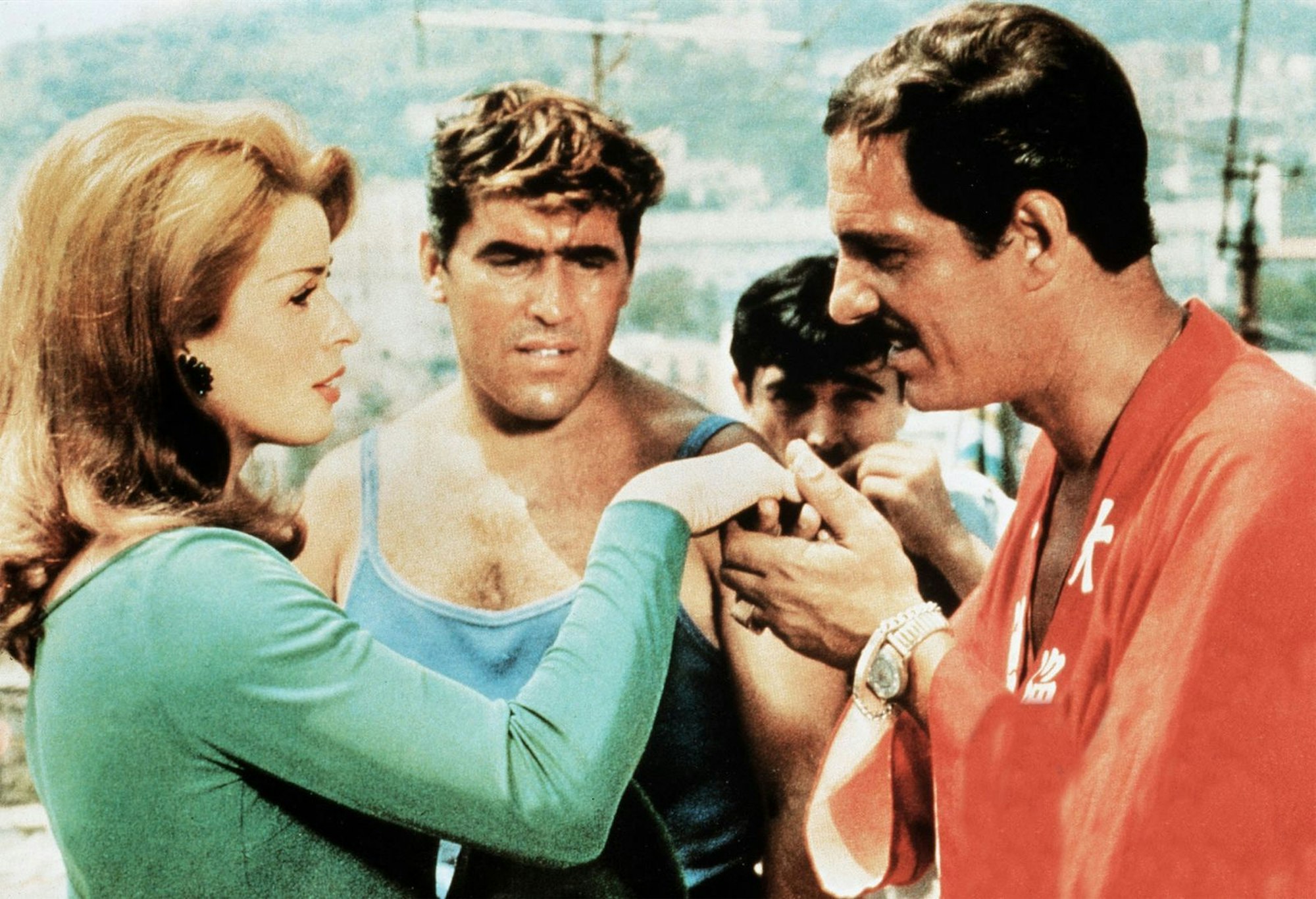 In der Cinecittà drehte Senta Berger die Gaunerkomödie „Unser Boss ist eine Dame“. Nino Manfredi (rechts) und Mario Adorf hatten die Ganovenparts. (Bild: ARD)