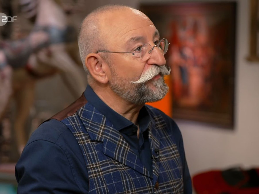 Horst Lichter war sichtbar überrascht von der lebensgroßen Figur bei „Bares für Rares“. (Bild: ZDF)
