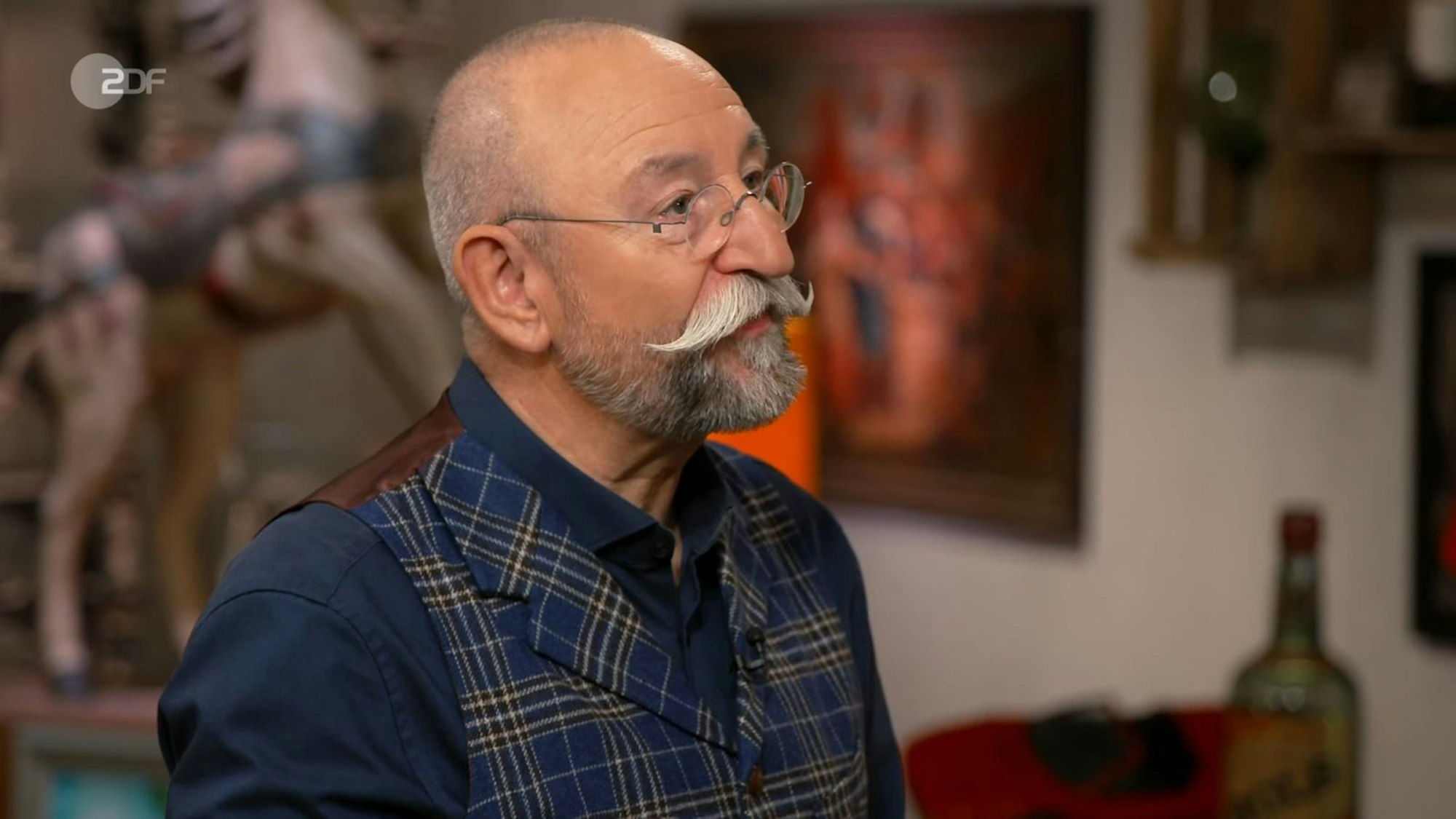 Horst Lichter war sichtbar überrascht von der lebensgroßen Figur bei „Bares für Rares“. (Bild: ZDF)