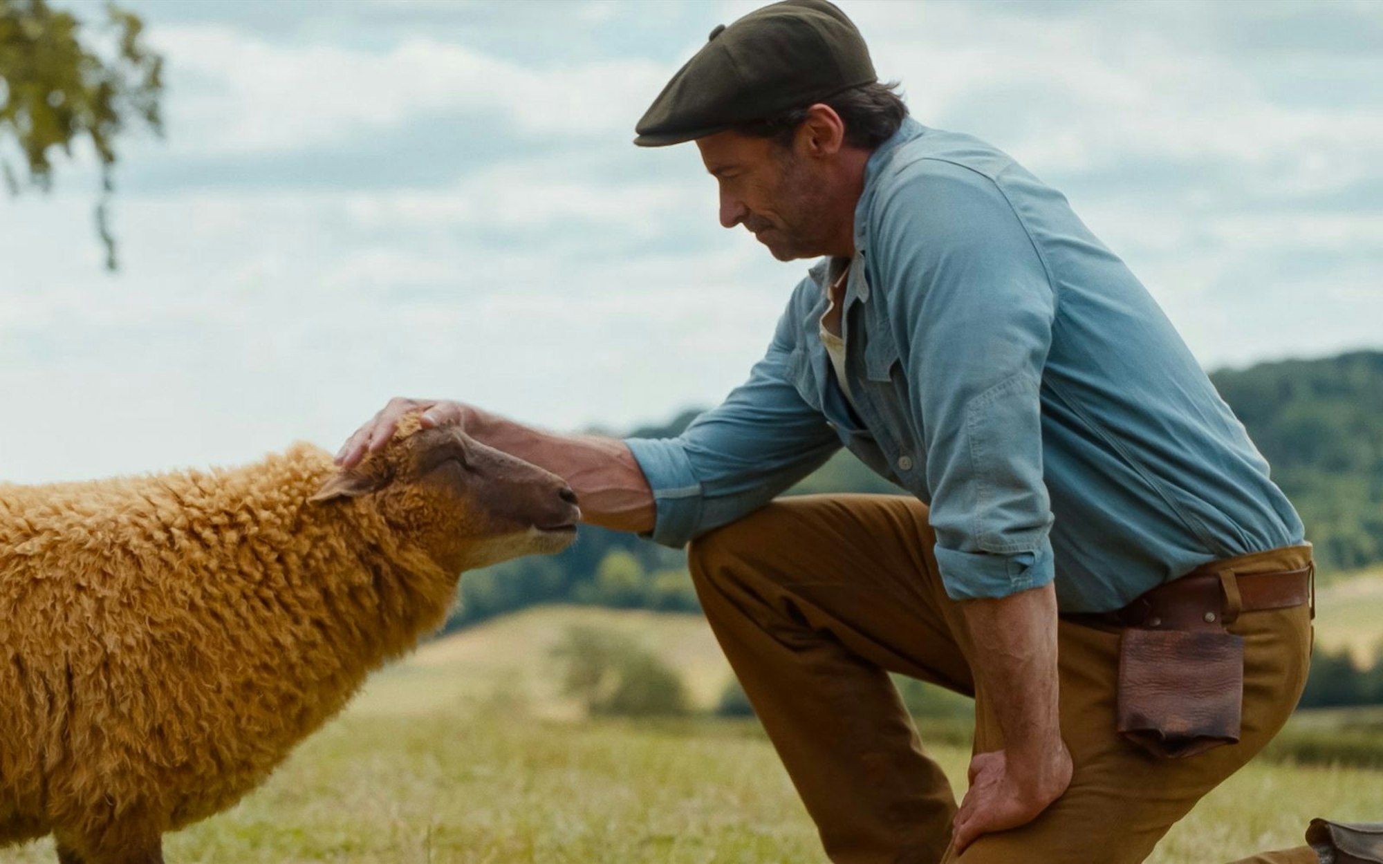 Schäfer George (Hugh Jackman) liebt seine Schafe sehr - und sie lieben ihn. (Bild: 2026 Amazon Content Services LLC. All Rights Reserved)