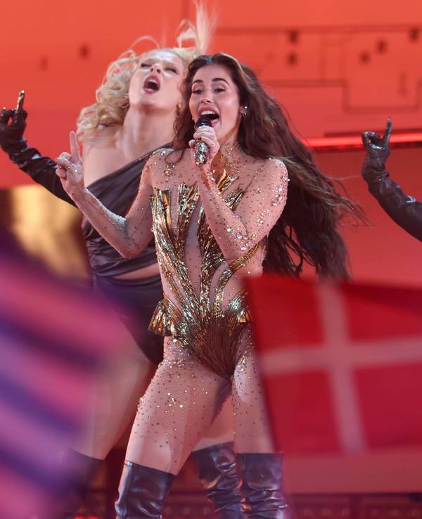 Sarah Engels singt beim ersten Halbfinale des 70. Eurovision Song Contest.