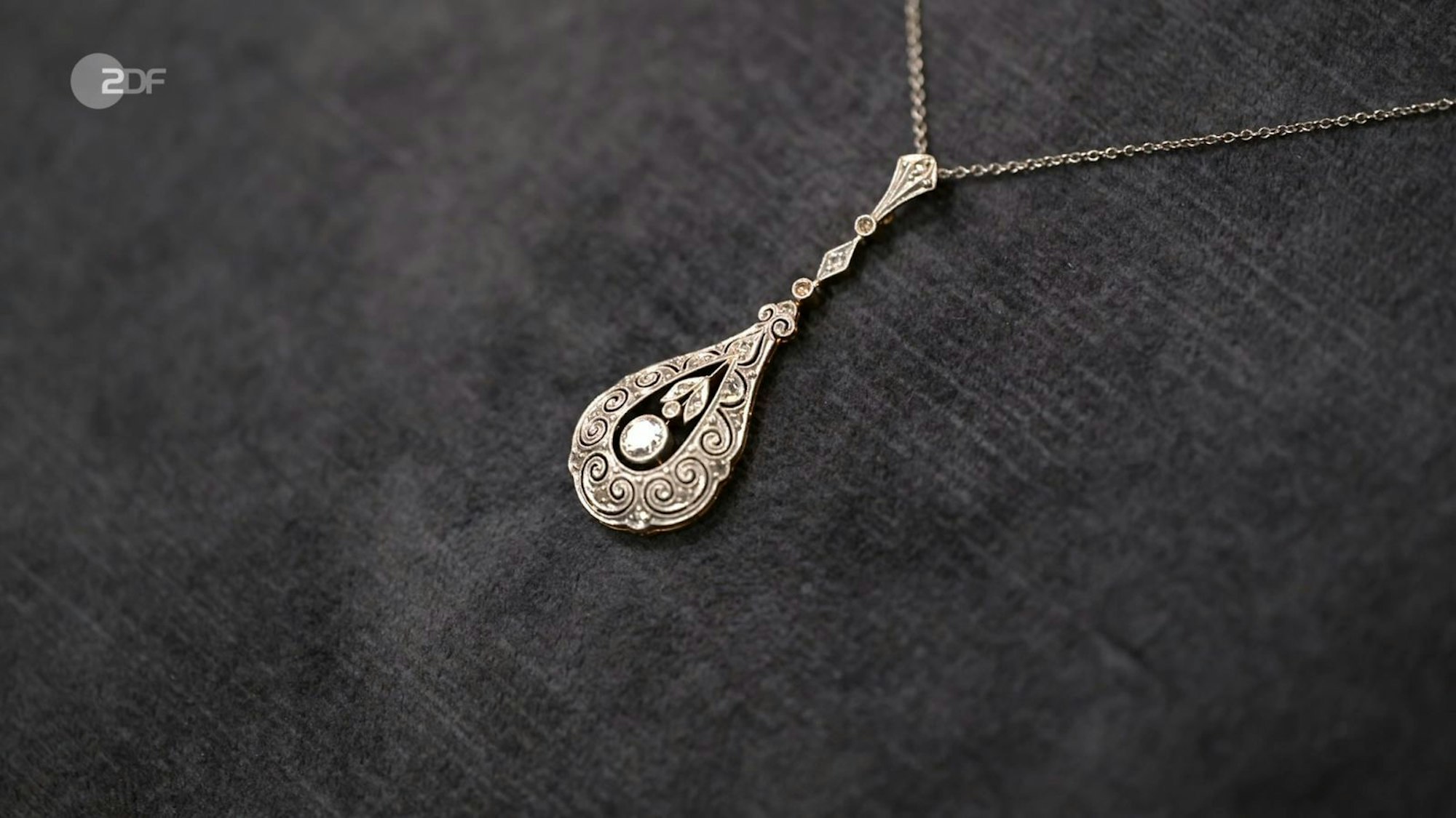 Ein Diamantanhänger mit Kette aus 585er Gold und Platin wollte das Ehepaar Fredi und Petra für 500 Euro verkaufen. 600 bis 700 Euro hielt Patrick Lessmann für realistisch. Susanne Steiger verdoppelte den Wunschpreis: 1.000 Euro! (Bild: ZDF)