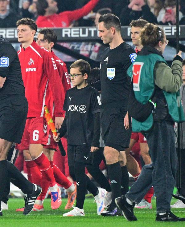 Die Mannschaft des 1. FC Köln kommt angeführt von Deniz Aytekin auf den Platz.