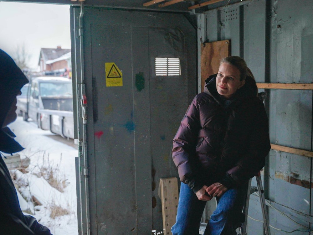 Ein Bürgergeldempfänger gesteht gegenüber Sarah Tacke, dass er den Staat seit Jahrzehnten mit Schwarzarbeit betrügt.
(Bild: ZDF/Sebastian Wagner)