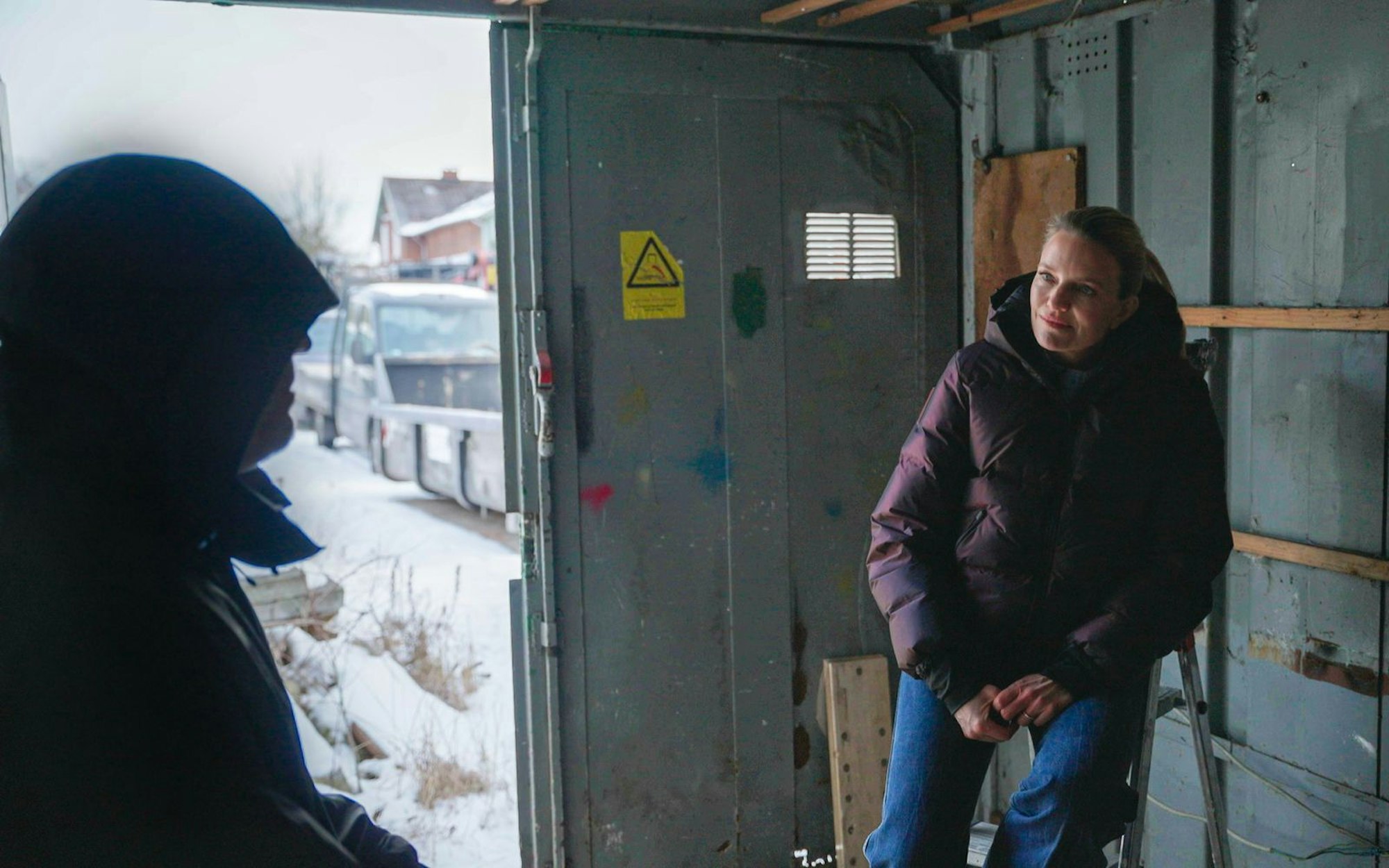 Ein Bürgergeldempfänger gesteht gegenüber Sarah Tacke, dass er den Staat seit Jahrzehnten mit Schwarzarbeit betrügt.
(Bild: ZDF/Sebastian Wagner)