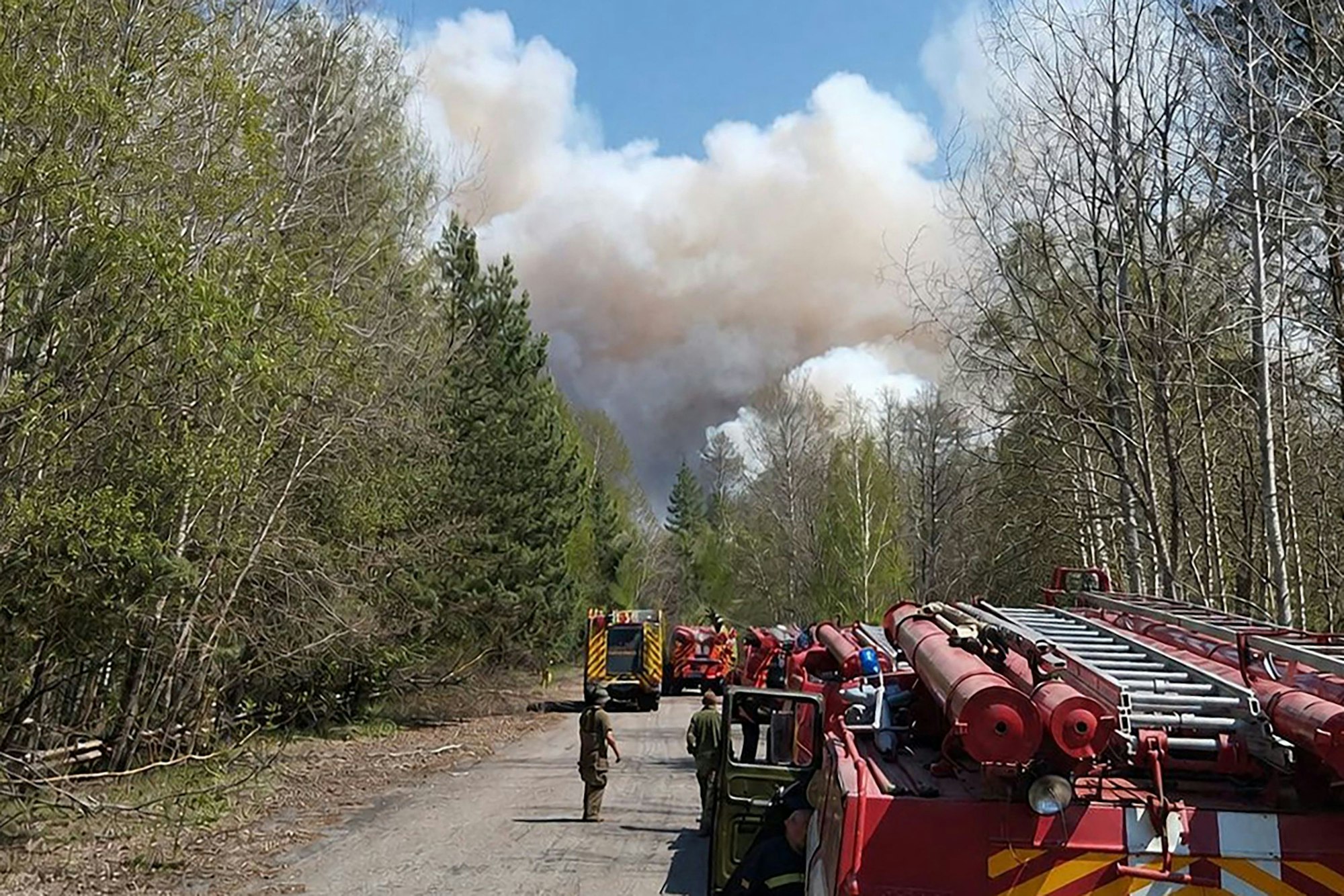 Auf diesem vom ukrainischen Katastrophenschutz zur Verfügung gestellten Foto löschen Feuerwehrleute einen Waldbrand in der Sperrzone um das Atomkraftwerk Tschernobyl.