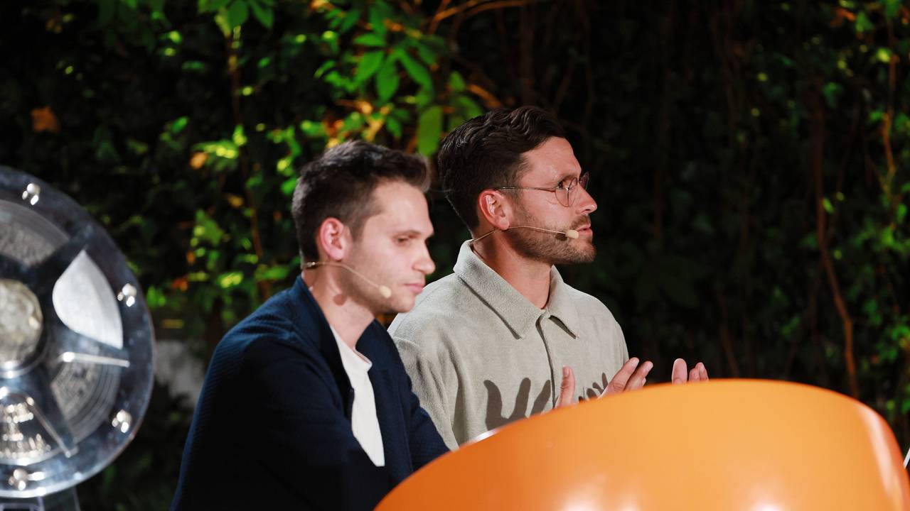 Jonas Hector und Fabian Köster beim Gespräch über den 1. FC Köln.