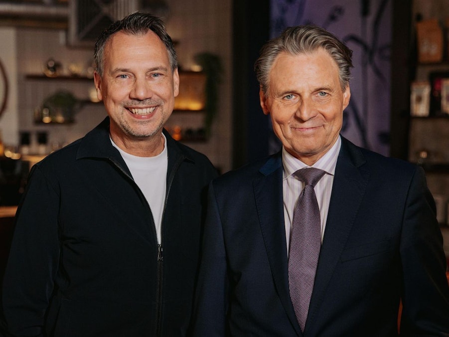 Bestsellerautor Sebastian Fitzek (links) und Schauspieler Wolfgang Bahro beim GZSZ-Dreh. (Bild: RTL / Anna Riedel)