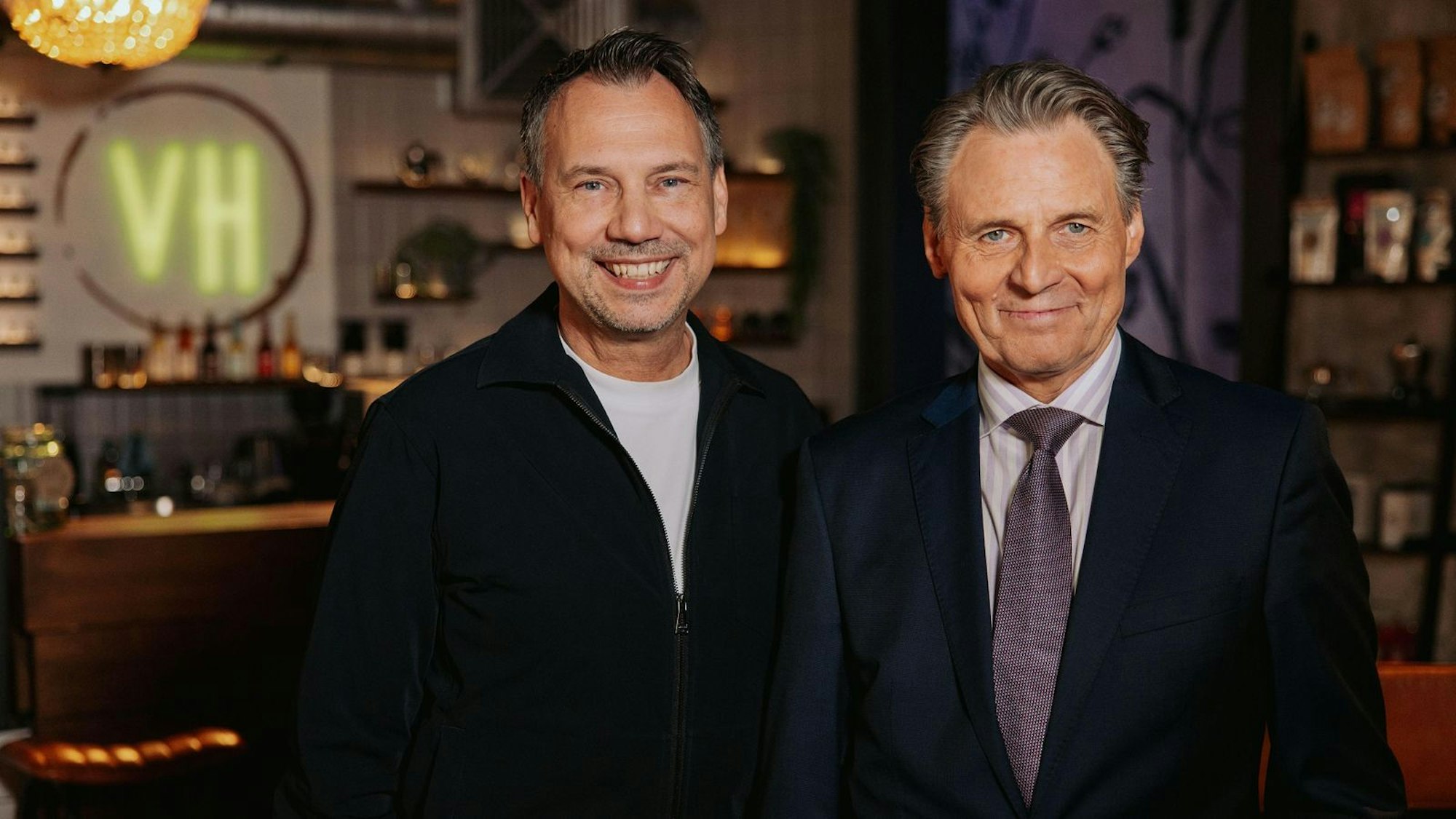 Bestsellerautor Sebastian Fitzek (links) und Schauspieler Wolfgang Bahro beim GZSZ-Dreh. (Bild: RTL / Anna Riedel)