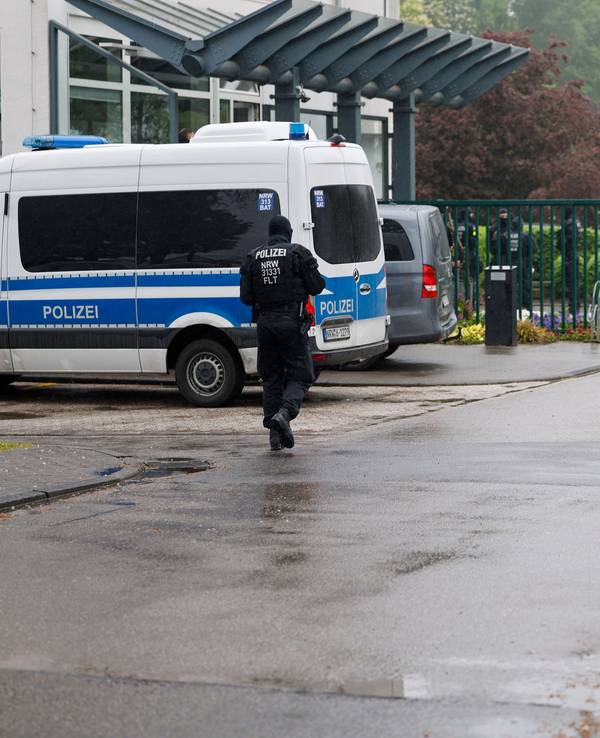 Einsatzbeamte der Polizei befinden sich auf dem Gelände der Justizvollzugsanstalt Euskirchen.