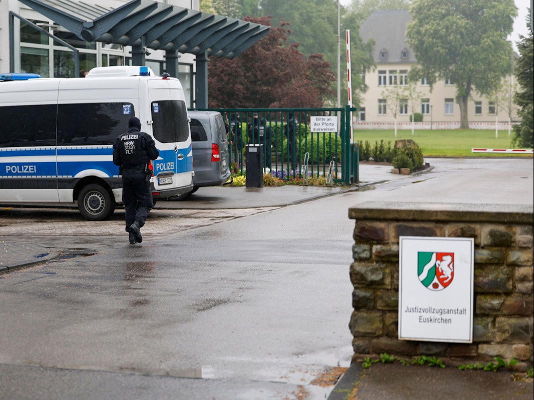 Einsatzbeamte der Polizei befinden sich auf dem Gelände der Justizvollzugsanstalt Euskirchen.