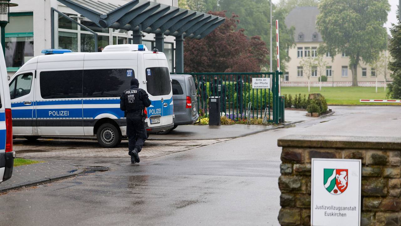 Einsatzbeamte der Polizei befinden sich auf dem Gelände der Justizvollzugsanstalt Euskirchen.