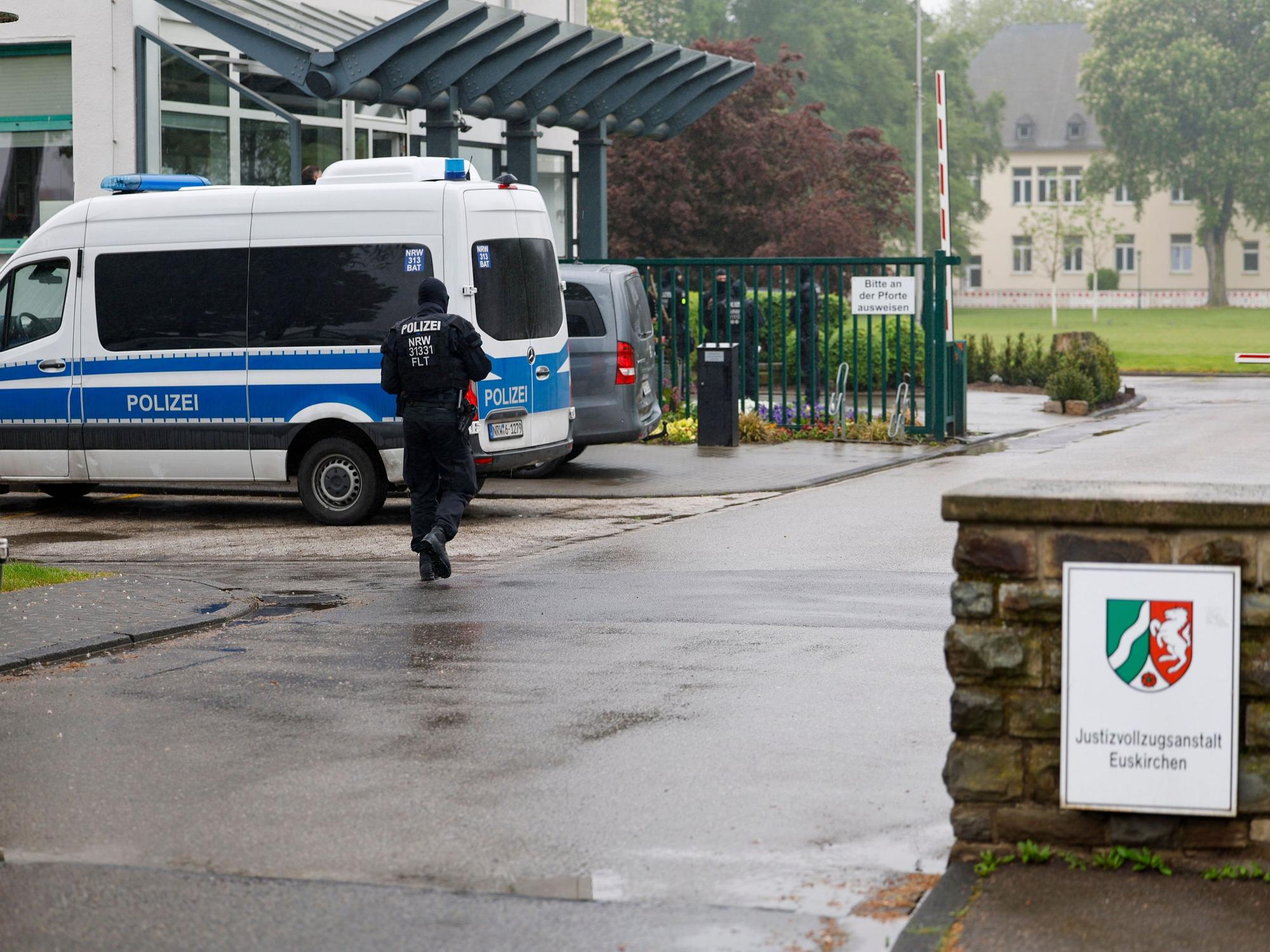 Einsatzbeamte der Polizei befinden sich auf dem Gelände der Justizvollzugsanstalt Euskirchen.