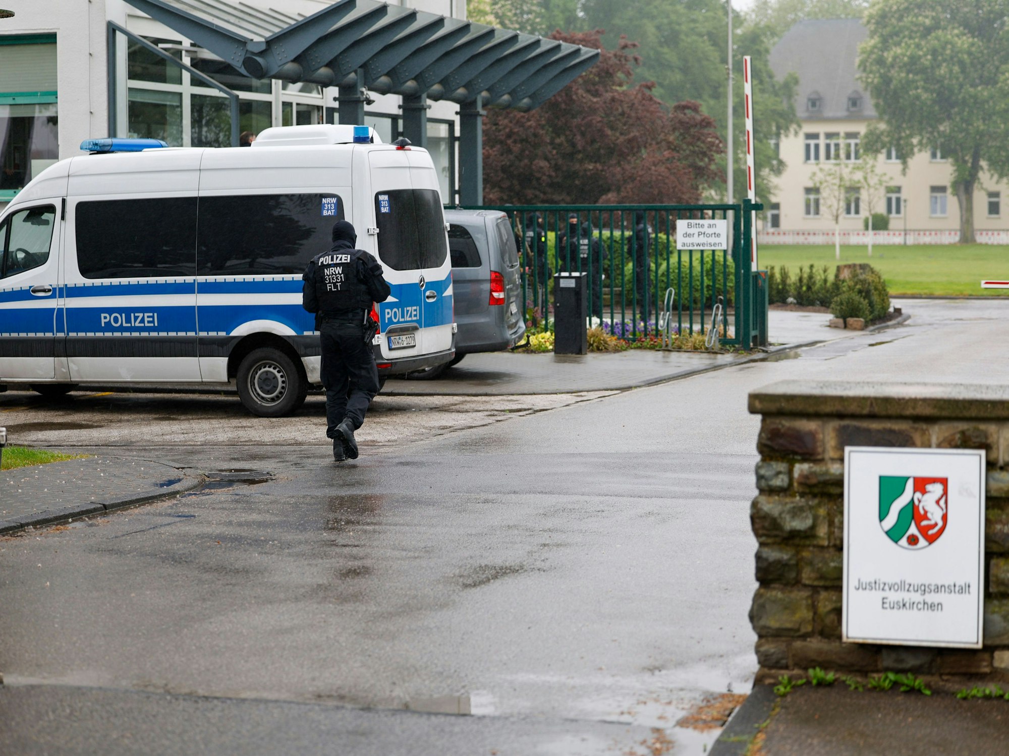 Einsatzbeamte der Polizei befinden sich auf dem Gelände der Justizvollzugsanstalt Euskirchen.