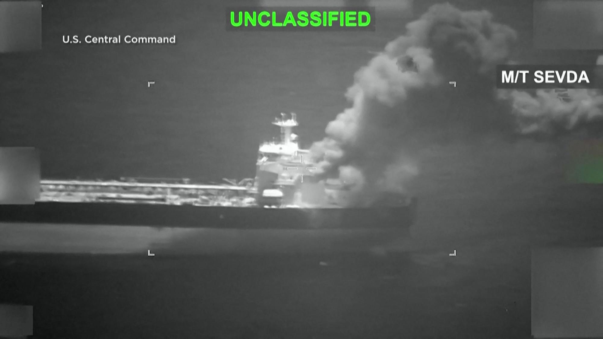 Dieser Screenshot, der am 10. Mai 2026 aus einem Video aufgenommen wurde, das das US-Zentralkommando am 8. Mai 2026 auf seinem X-Account veröffentlicht hatte, soll einen US-Angriff auf einen unter iranischer Flagge fahrenden Tanker zeigen.