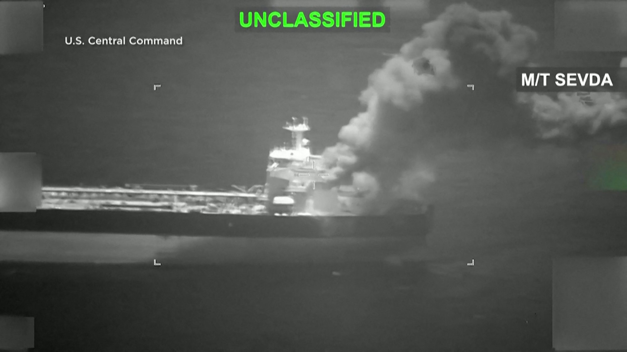 Dieser Screenshot, der am 10. Mai 2026 aus einem Video aufgenommen wurde, das das US-Zentralkommando am 8. Mai 2026 auf seinem X-Account veröffentlicht hatte, soll einen US-Angriff auf einen unter iranischer Flagge fahrenden Tanker zeigen.