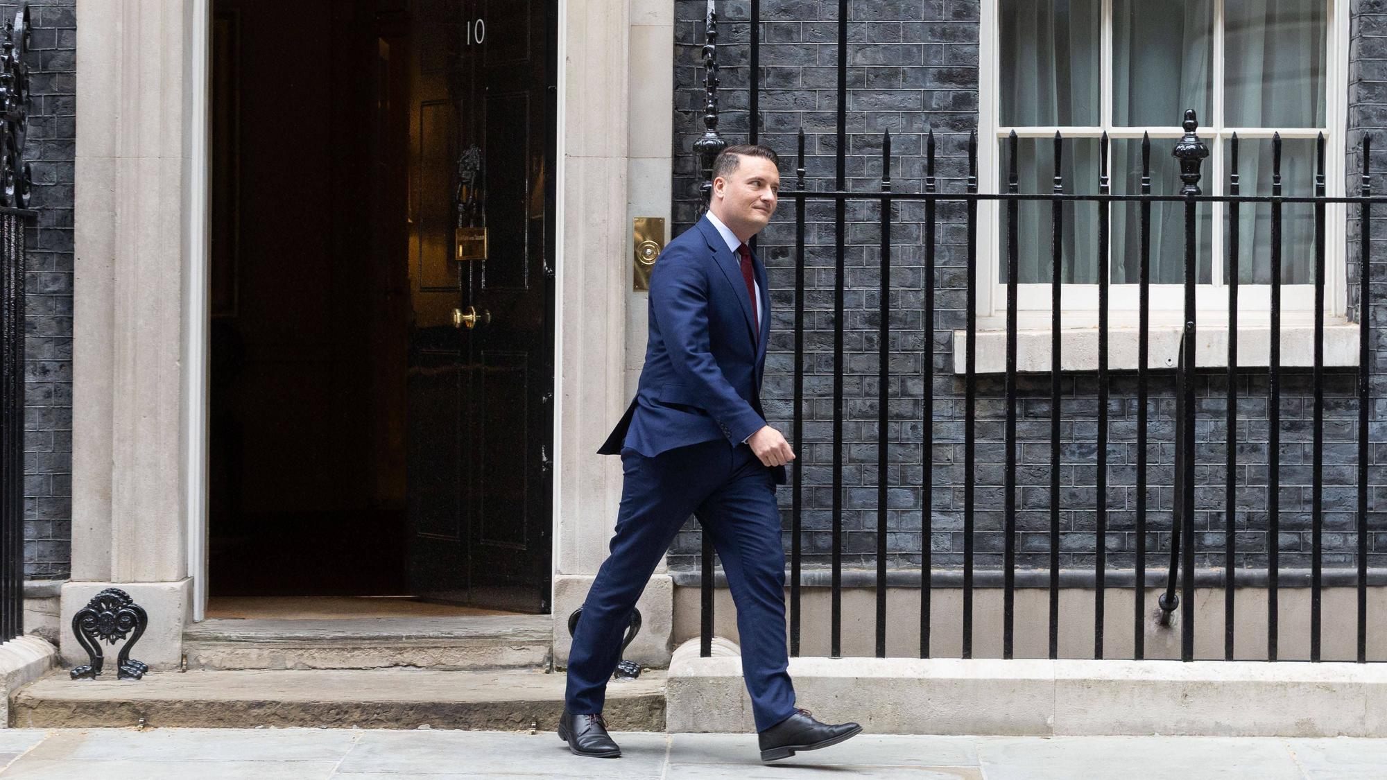 Wes Streeting verlässt Gebäude