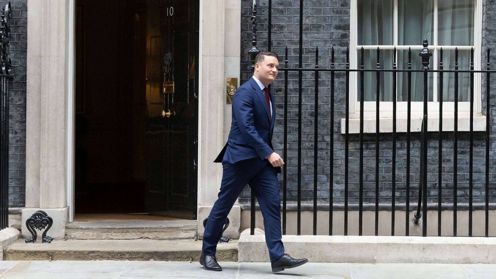 Wes Streeting verlässt Gebäude