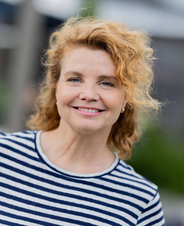 Schauspielerin Annette Frier steht 2025 bei einem Besuch am Set von «Frier und Fünfzig - Am Ende meiner Tage»
