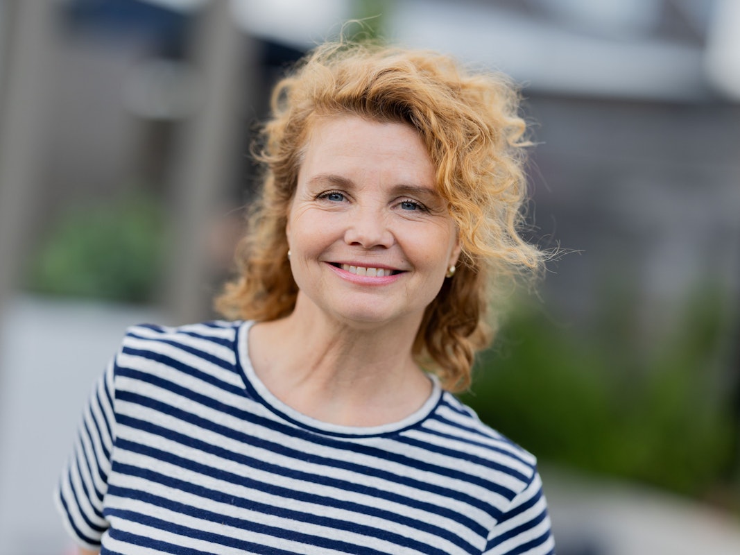 Schauspielerin Annette Frier steht 2025 bei einem Besuch am Set von «Frier und Fünfzig - Am Ende meiner Tage»